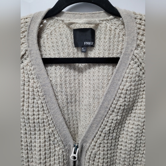 Aritzia Wilfred Free zip up cardigan, size small, in a very good condition. - Picture 2 of 5
